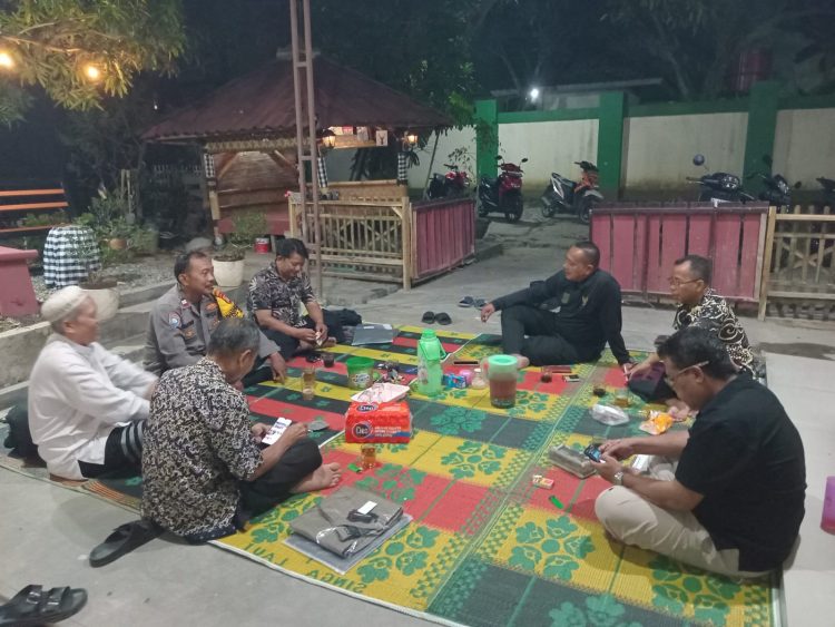 Jelang Pilkades, Bhabinkamtibmas Ridogalih Ajak Panitia Jaga Persatuan dan Stabilitas Kamtibmas