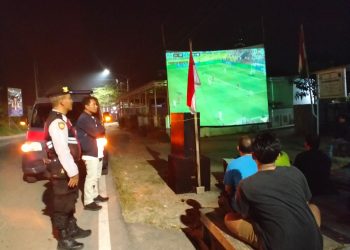 Polsek Muaragembong Monitoring Nobar Final Piala Dunia 2026 Bersama Warga Pantai Mekar