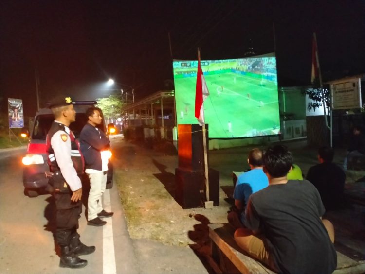 Polsek Muaragembong Monitoring Nobar Final Piala Dunia 2026 Bersama Warga Pantai Mekar