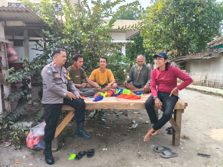 JAGA JAKARTA JAGA BEKASI, Bhabinkamtibmas Bojongsari Perkuat Silaturahmi bersama Warga