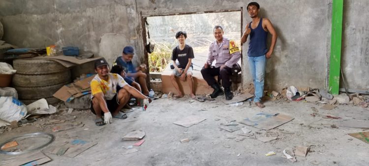 JAGA JAKARTA JAGA BEKASI, Bhabinkamtibmas Kertasari Ajak Warga Perkuat Pengawasan Lingkungan