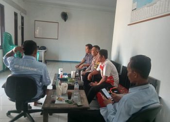 JAGA JAKARTA JAGA BEKASI, Bhabinkamtibmas Lenggahsari Perkuat Silaturahmi bersama Panitia Pilkades