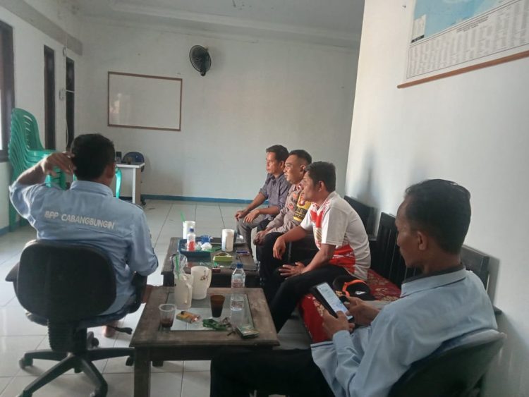 JAGA JAKARTA JAGA BEKASI, Bhabinkamtibmas Lenggahsari Perkuat Silaturahmi bersama Panitia Pilkades