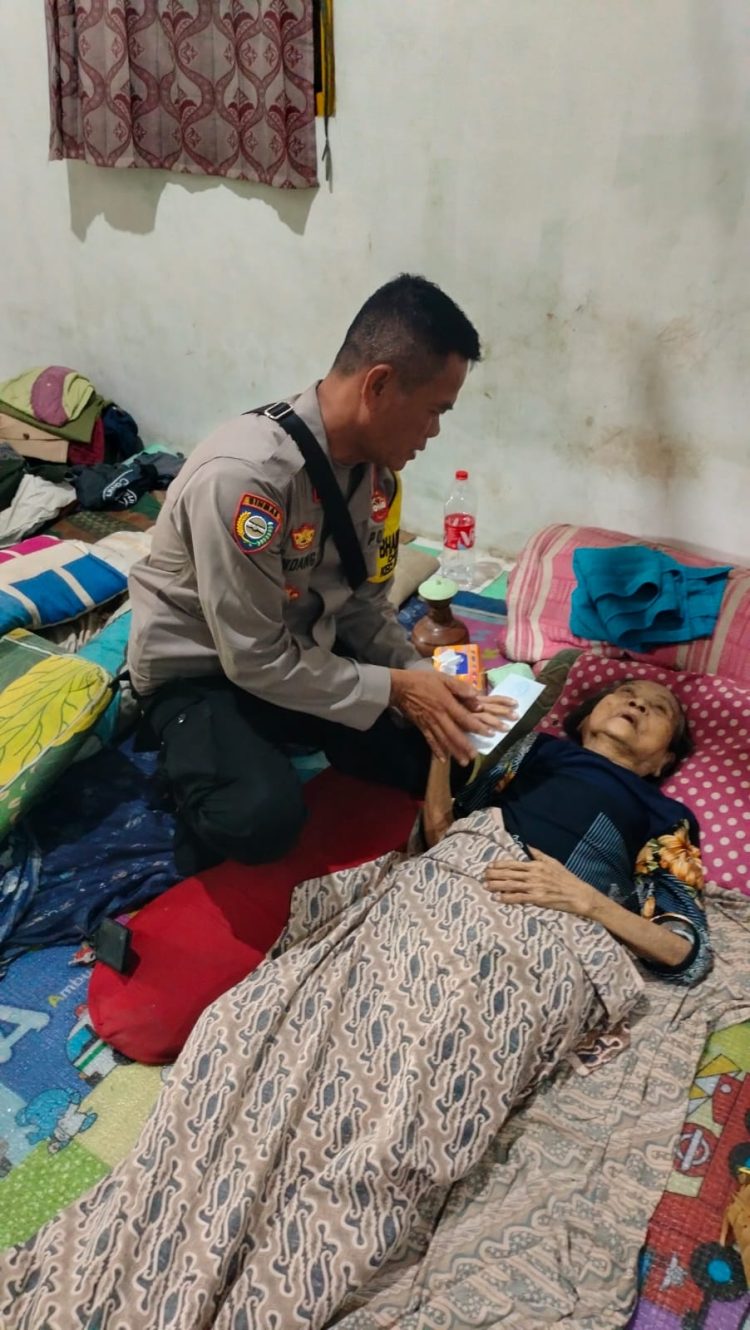JAGA JAKARTA JAGA BEKASI, Bhabinkamtibmas Cicau Sambangi Warga Lansia dan Sampaikan Pesan Kamtibmas