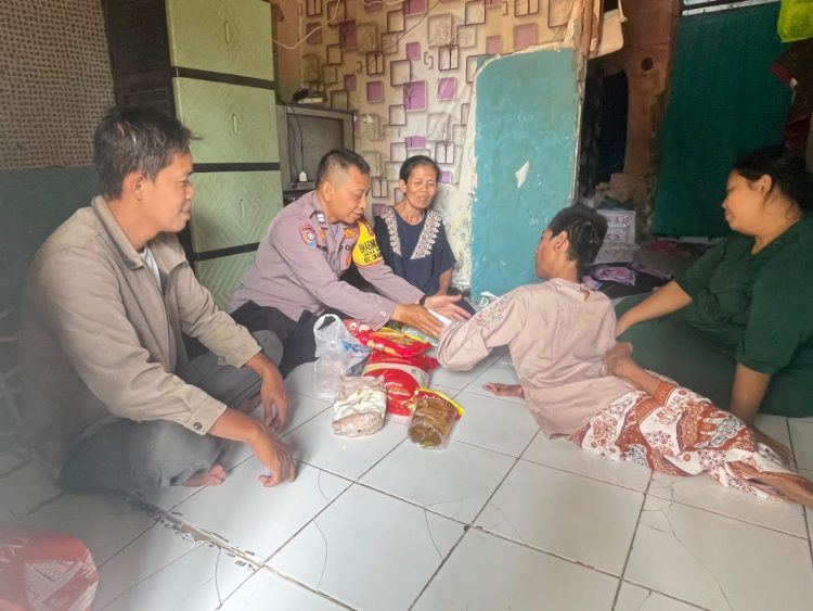 Bhabinkamtibmas Polsek Cikarang Selatan Salurkan Bantuan Sembako kepada Penyandang Disabilitas di Desa Sukadami