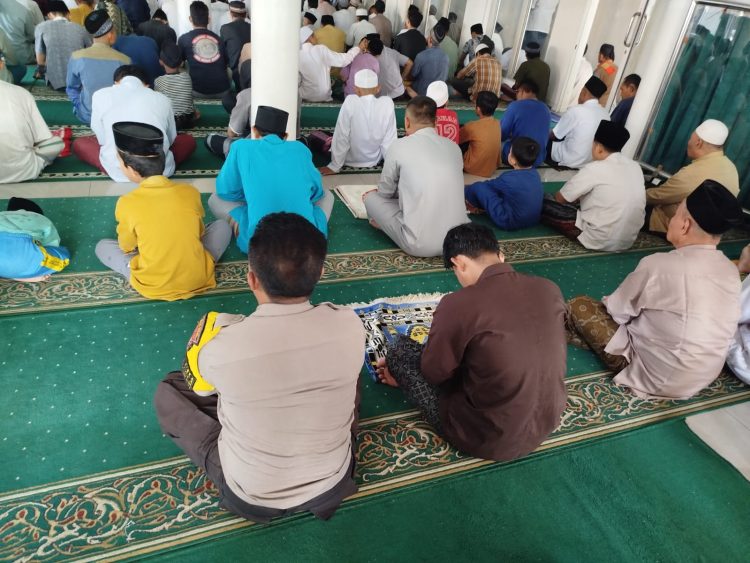Jaga Jakarta Jaga Bekasi, Safari Jumat Polsek Kedungwaringin Perkuat Silaturahmi di Masjid Jami Al-Muttaqin