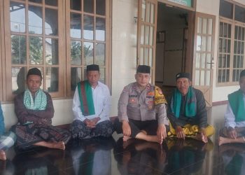 Jaga Jakarta Jaga Bekasi, Bhabinkamtibmas Cabangbungin Pererat Silaturahmi melalui Salat Jumat Berjamaah