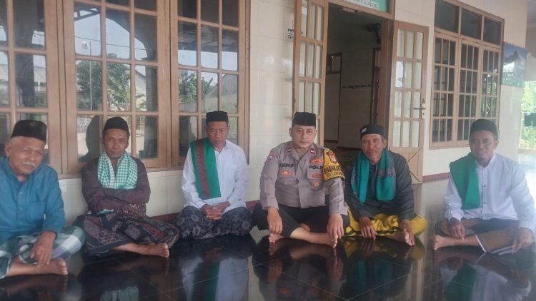 Jaga Jakarta Jaga Bekasi, Bhabinkamtibmas Cabangbungin Pererat Silaturahmi melalui Salat Jumat Berjamaah