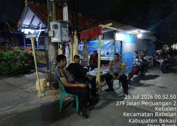 Jaga Jakarta Jaga Bekasi, Bhabinkamtibmas Kebalen Perkuat Siskamling Bersama Warga