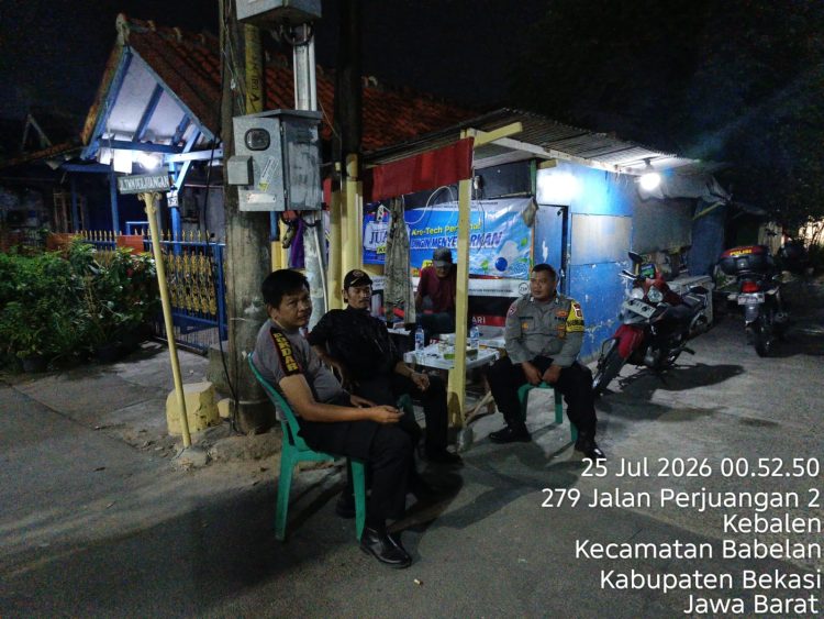 Jaga Jakarta Jaga Bekasi, Bhabinkamtibmas Kebalen Perkuat Siskamling Bersama Warga