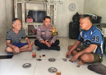 Jaga Jakarta Jaga Bekasi, Bhabinkamtibmas dan Babinsa Sukarapih Sambangi Warga melalui DDS