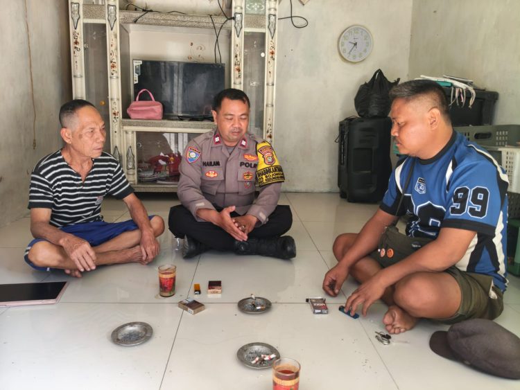 Jaga Jakarta Jaga Bekasi, Bhabinkamtibmas dan Babinsa Sukarapih Sambangi Warga melalui DDS