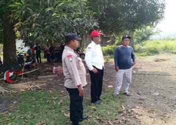 Jaga Jakarta Jaga Bekasi, Bhabinkamtibmas Sumberurip Sosialisasikan Layanan Polisi 110 kepada Warga