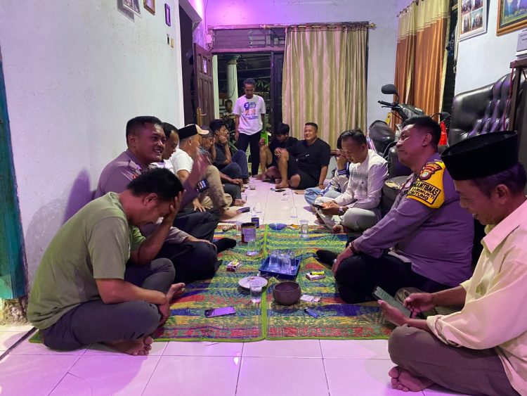 Jaga Jakarta Jaga Bekasi, Bhabinkamtibmas Sukamaju Sambangi Poskamling dan Ajak Warga Aktif Jaga Lingkungan