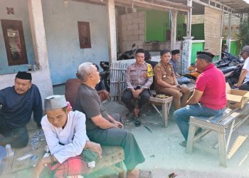 Bhabinkamtibmas Cabangbungin Hadir dalam Duka, Takziah ke Rumah Warga Desa Sindangjaya