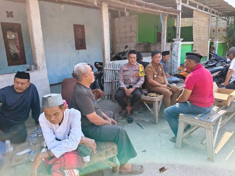 Bhabinkamtibmas Cabangbungin Hadir dalam Duka, Takziah ke Rumah Warga Desa Sindangjaya