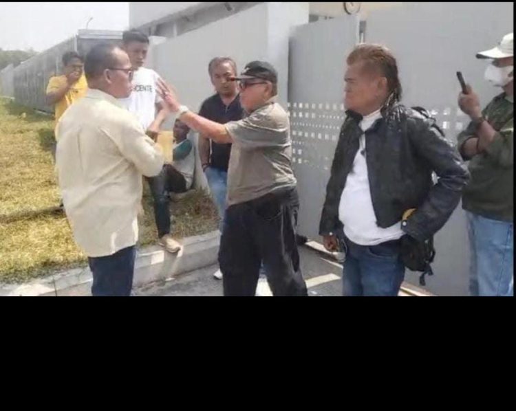 Sekelompok Orang Tutup Gerbang PT NSI di Kawasan MM2100 Meminta Paksa Pengelolaan Limbah 