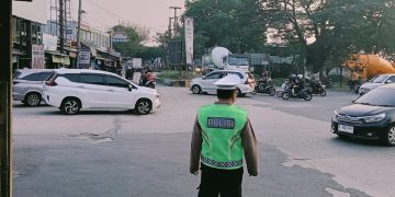 Polsek Cikarang Pusat Intensifkan Pengaturan Lalu Lintas, Arus Kendaraan di Depan Pasar Modern Cikarang Terpantau Ramai Lancar