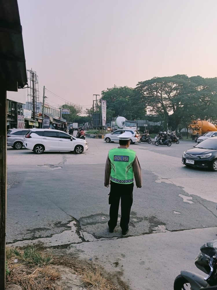 Polsek Cikarang Pusat Intensifkan Pengaturan Lalu Lintas, Arus Kendaraan di Depan Pasar Modern Cikarang Terpantau Ramai Lancar