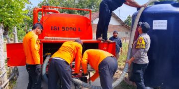 Polsek Pebayuran Kawal Penyaluran 5.000 Liter Air Bersih bagi Warga Terdampak Kekeringan