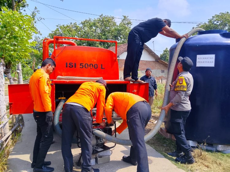 Polsek Pebayuran Kawal Penyaluran 5.000 Liter Air Bersih bagi Warga Terdampak Kekeringan