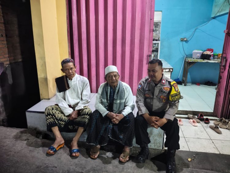 Silaturahmi dengan Warga Bojongsari, Bhabinkamtibmas Perkuat Komunikasi Kamtibmas