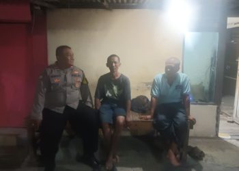 Kunjungi Warga Karangmekar, Bhabinkamtibmas Dorong Kepedulian terhadap Keamanan Lingkungan