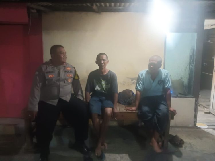 Kunjungi Warga Karangmekar, Bhabinkamtibmas Dorong Kepedulian terhadap Keamanan Lingkungan