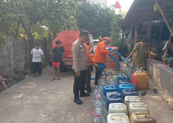 Bhabinkamtibmas Bersama BPBD Salurkan 8.000 Liter Air Bersih untuk Warga Sukasari