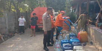 Bhabinkamtibmas Bersama BPBD Salurkan 8.000 Liter Air Bersih untuk Warga Sukasari