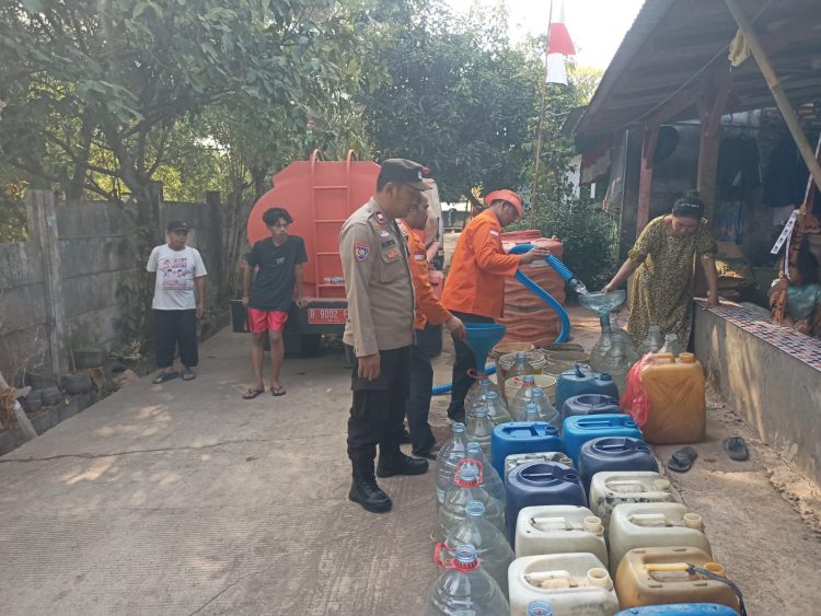 Bhabinkamtibmas Bersama BPBD Salurkan 8.000 Liter Air Bersih untuk Warga Sukasari