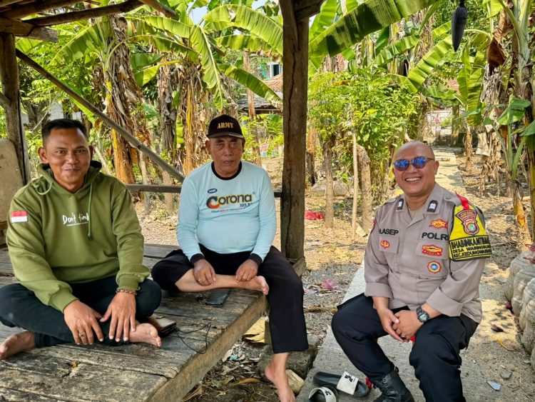 Bhabinkamtibmas Waringinjaya Sambangi Warga, Ajak Jaga Kamtibmas dan Bijak Hadapi Pilkades