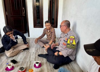 Bhabinkamtibmas Waringinjaya Sambangi Warga, Ajak Jaga Kamtibmas dan Bijak Sambut Pilkades
