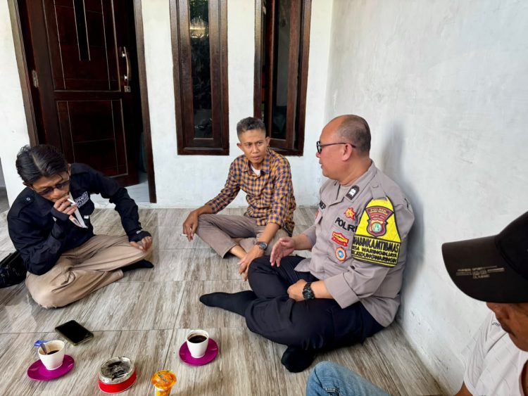 Bhabinkamtibmas Waringinjaya Sambangi Warga, Ajak Jaga Kamtibmas dan Bijak Sambut Pilkades