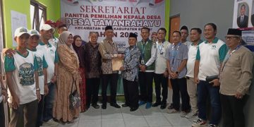 Pendaftaran Pilkades Desa Taman Rahayu, Kamaludin Serahkan Berkas ke Panitia