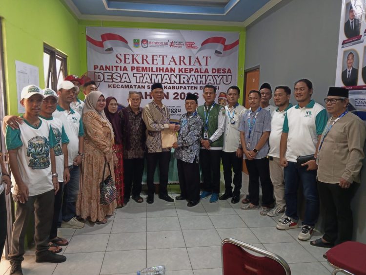 Pendaftaran Pilkades Desa Taman Rahayu, Kamaludin Serahkan Berkas ke Panitia