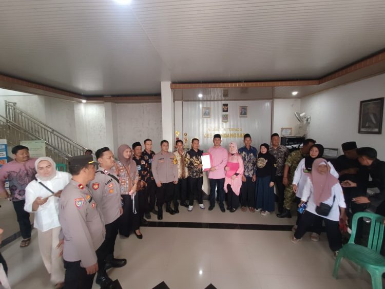 Polsek Cabangbungin Kawal Pendaftaran Bakal Calon Kepala Desa Sindangsari
