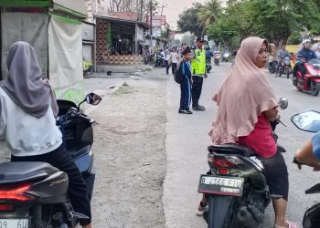 Yanmas Pagi Polsek Pebayuran Bantu Kelancaran Lalu Lintas di Depan SMPN 1 Pebayuran