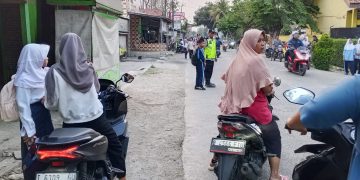 Yanmas Pagi Polsek Pebayuran Bantu Kelancaran Lalu Lintas di Depan SMPN 1 Pebayuran