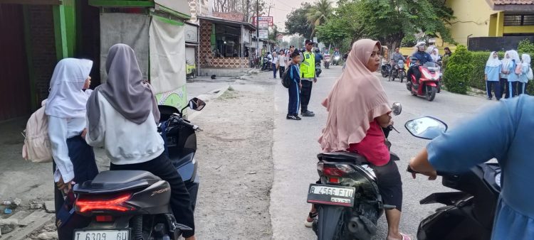 Yanmas Pagi Polsek Pebayuran Bantu Kelancaran Lalu Lintas di Depan SMPN 1 Pebayuran