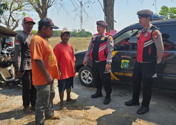 Patroli Dialogis Polsek Tambelang Pantau Aktivitas Masyarakat di Jalan Raya Sukamaju