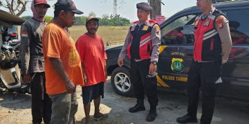 Patroli Dialogis Polsek Tambelang Pantau Aktivitas Masyarakat di Jalan Raya Sukamaju