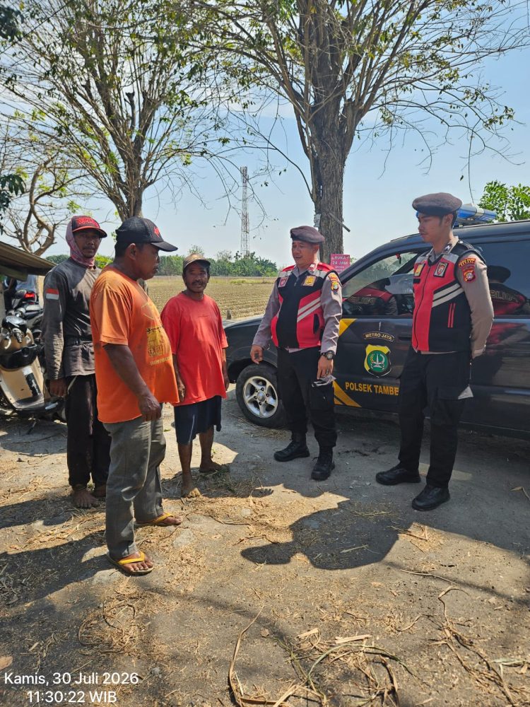 Patroli Dialogis Polsek Tambelang Pantau Aktivitas Masyarakat di Jalan Raya Sukamaju