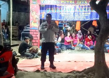 Bhabinkamtibmas Jayasampurna Sambangi Hajatan Warga, Sampaikan Pesan Kamtibmas Jelang Pilkades