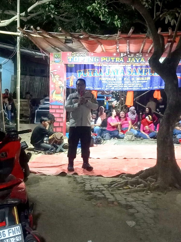 Bhabinkamtibmas Jayasampurna Sambangi Hajatan Warga, Sampaikan Pesan Kamtibmas Jelang Pilkades