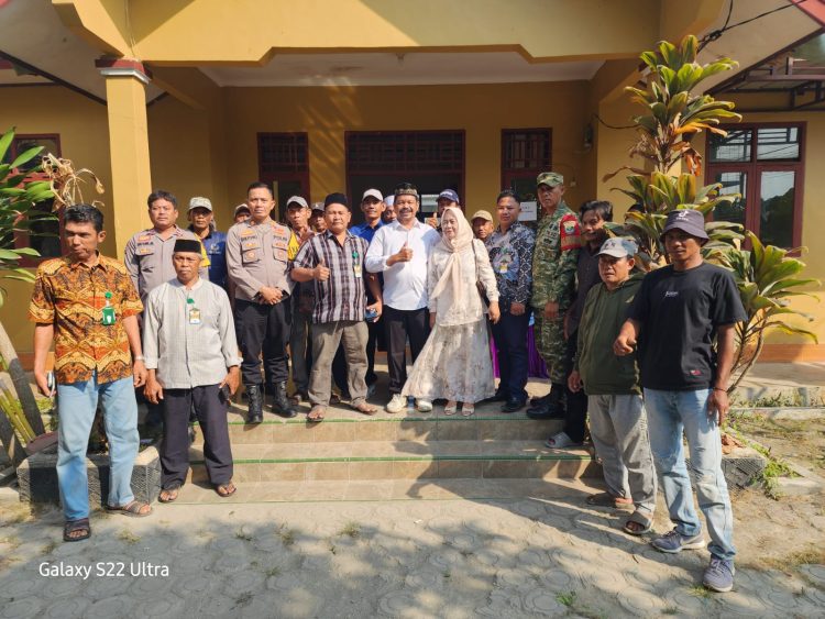 Polsek Muara Gembong Amankan Pendaftaran Calon Kepala Desa Pantai Mekar