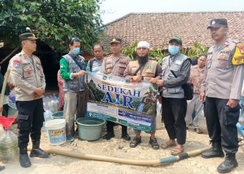 Ponpes Ibnu Abbas dan Polsek Cibarusah Salurkan Dua Tangki Air Bersih, Warga Korod Sampaikan Terima Kasih