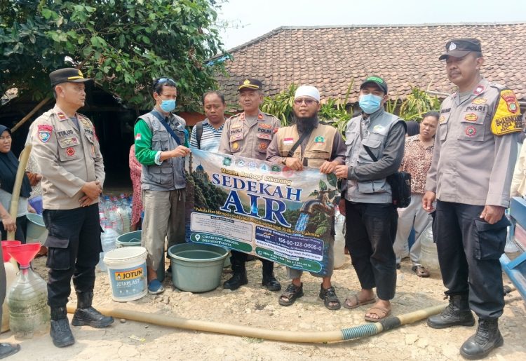 Ponpes Ibnu Abbas dan Polsek Cibarusah Salurkan Dua Tangki Air Bersih, Warga Korod Sampaikan Terima Kasih