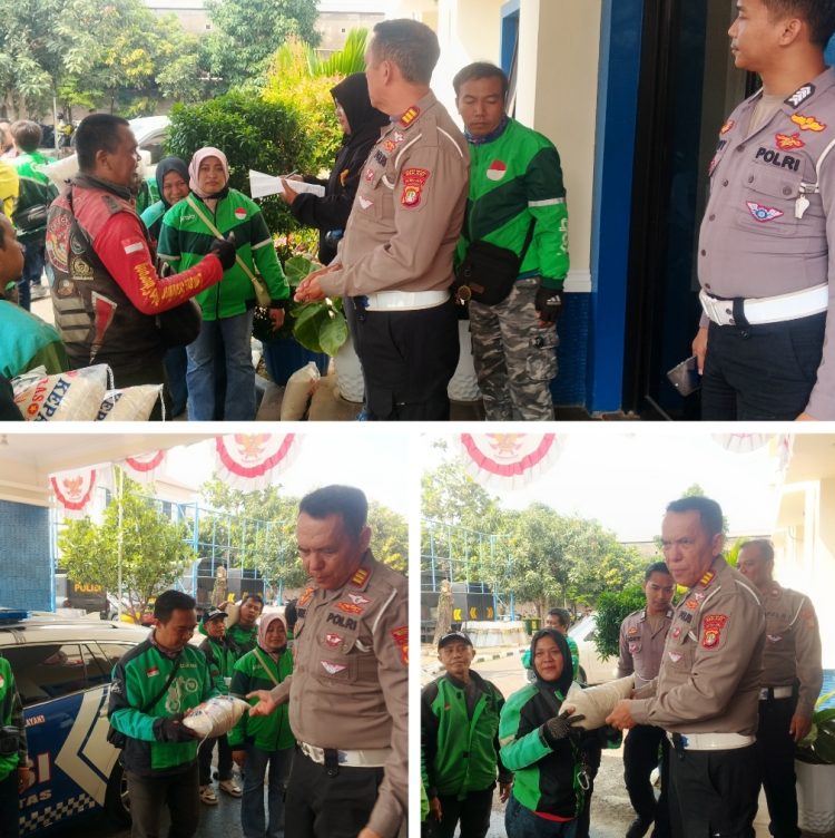 Jumat Berkah, Satlantas Polres Metro Bekasi Berbagi Sembako untuk Driver Ojol di Cikarang