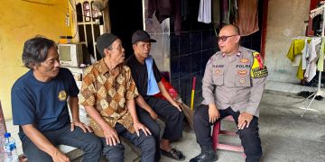 Bhabinkamtibmas Waringinjaya Sambangi Warga, Ajak Jaga Kamtibmas Menjelang Pilkades